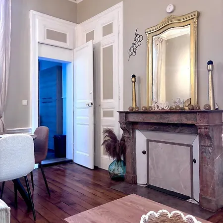 Face Au Coeur Troyen Avec Cour Privative Terrasse