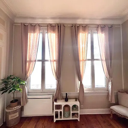 Face Au Coeur Troyen Avec Cour Privative Terrasse Apartment