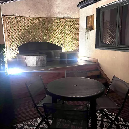 Apartment Face Au Coeur Troyen Avec Cour Privative Terrasse