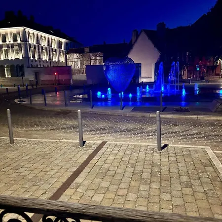 Face Au Coeur Troyen Avec Cour Privative Terrasse