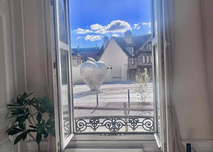Face Au Coeur Troyen Avec Cour Privative Terrasse *