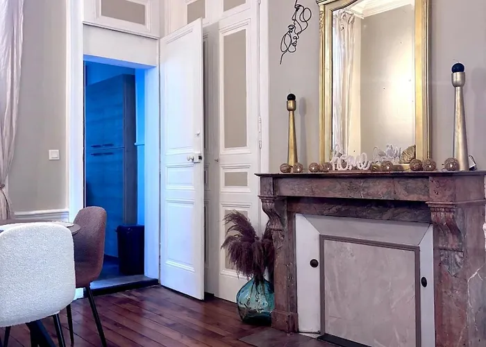 Face Au Coeur Troyen Avec Cour Privative Terrasse