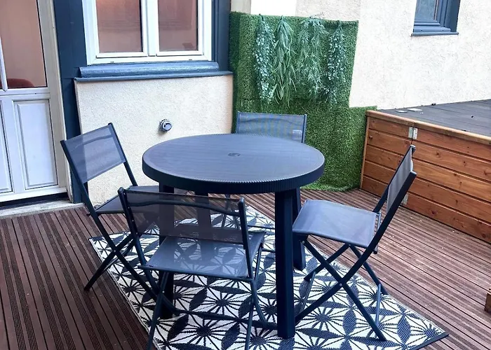 Face Au Coeur Troyen Avec Cour Privative Terrasse Apartamento *