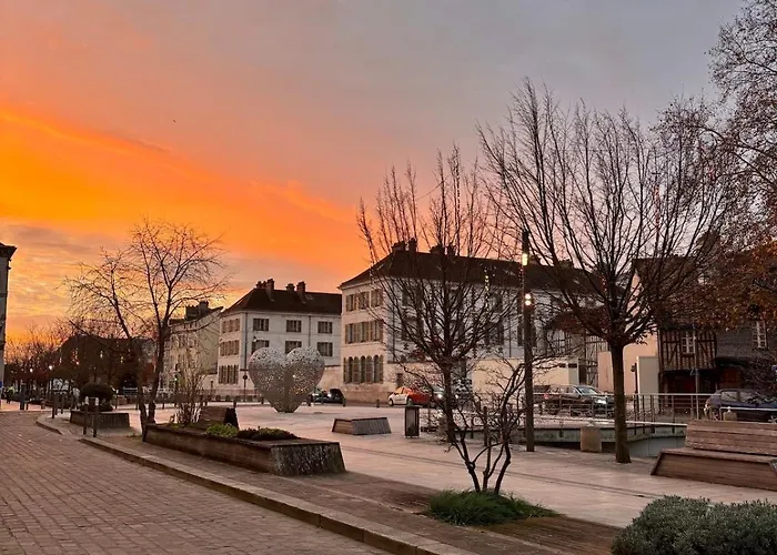 Face Au Coeur Troyen Avec Cour Privative Terrasse Apartamento