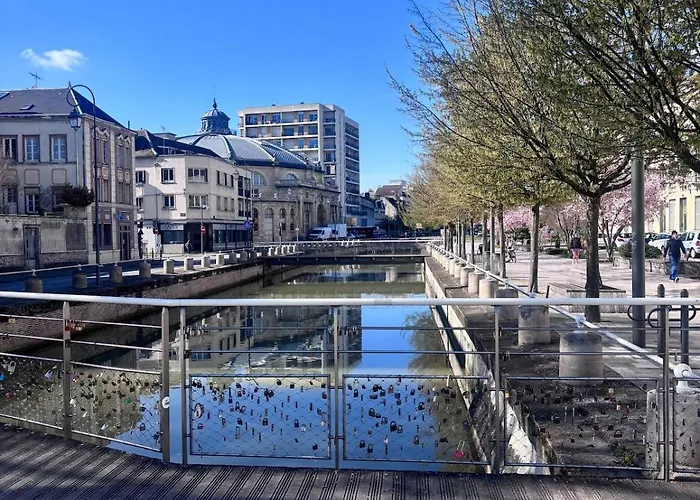 Face Au Coeur Troyen Avec Cour Privative Terrasse Apartamento